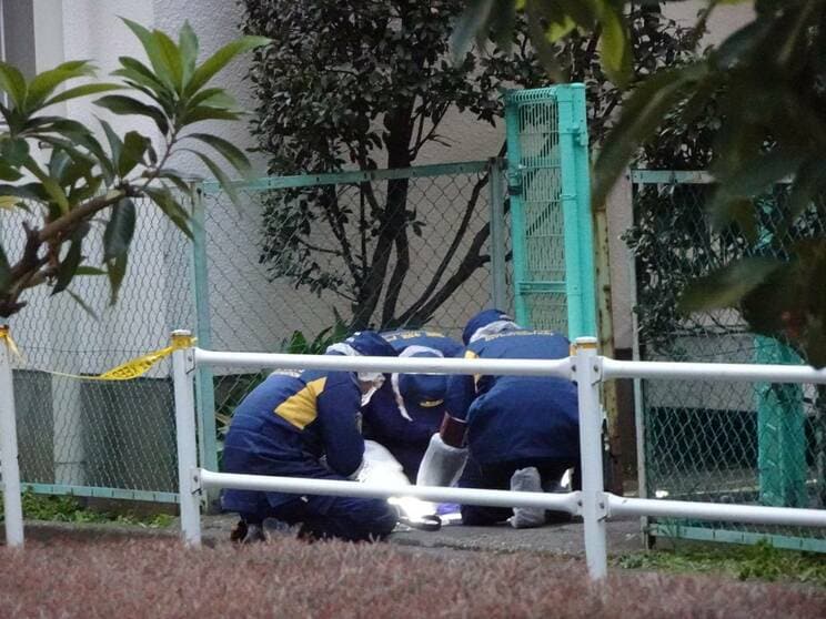 現場を捜査する捜査員（撮影／集英社オンライン）
