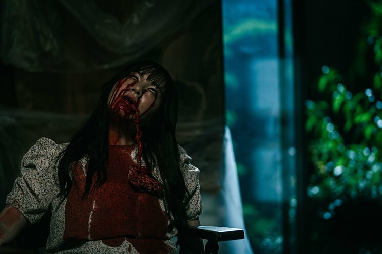 《未成年入場不可》「2人で死体を引きちぎるシーンは…」あばら骨から肉を削ぎ落してひき肉に――『真・事故物件パート2』窪田彩乃×海老野心インタビュー_16