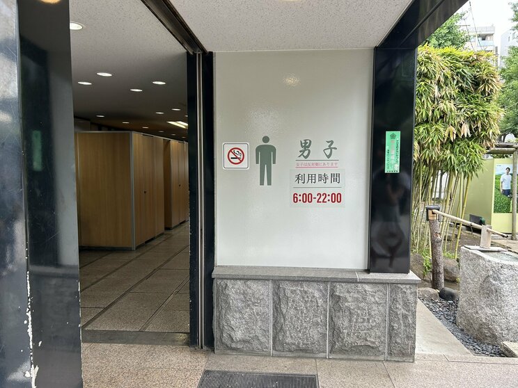 石のトイレのすぐそばにある通常トイレ（撮影／集英社オンライン）
