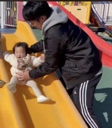 流菜ちゃんをすべり台ですべらせる晴流被告（晴流被告が投稿したYouTubeより）