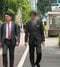 地裁に入る引地代表と担当弁護士（撮影／集英社オンライン）