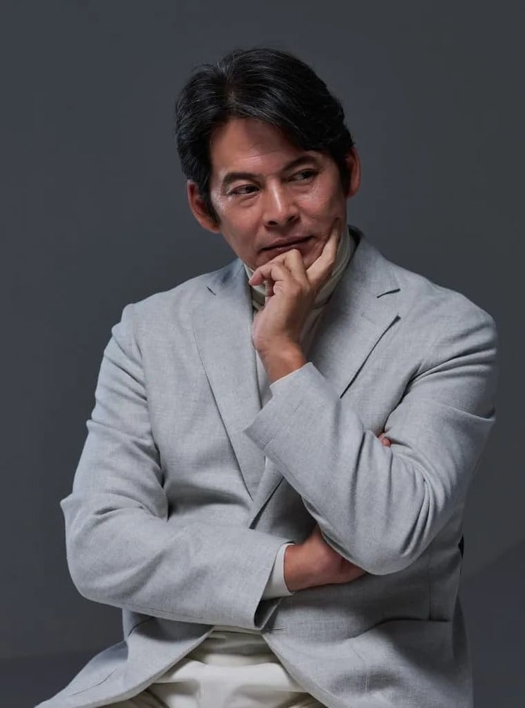 おだ・ゆうじ ◉ 俳優。67年生まれ、神奈川県出身。87年、映画『湘南爆走族』でデビュー。91年、出演したドラマ『東京ラブストーリー』が社会現象に。97年、ドラマ『踊る大捜査線』で青島刑事役として主演を務め、同作は大ヒットシリーズとなる。同年よりTBS系『世界陸上』のメインキャスターも務める。その他の出演作に、ドラマ『振り返れば奴がいる』（93年）、ドラマ『お金がない！』（94年）、映画『ホワイトアウト」（00年）、映画『県庁の星』（06年）、映画『椿三十郎』（07年）、映画『アマルフィ 女神の報酬』（09年）などがある。