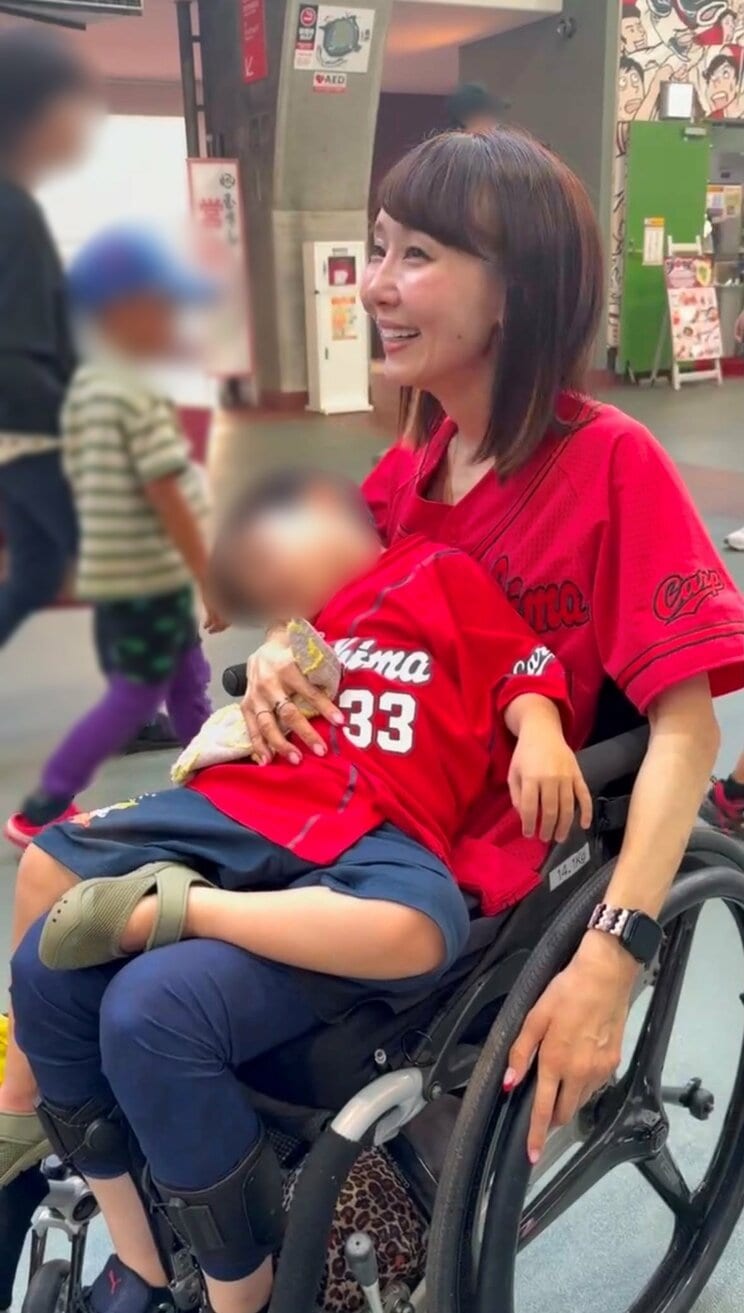 中野さんの膝の上で眠る息子さん（写真提供／中野由佳さん）