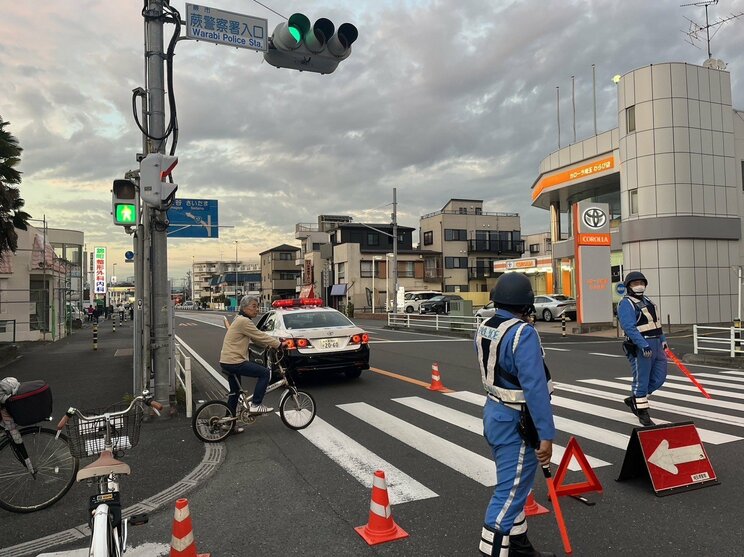 蕨市内の緊迫の現場（撮影／集英社オンライン）