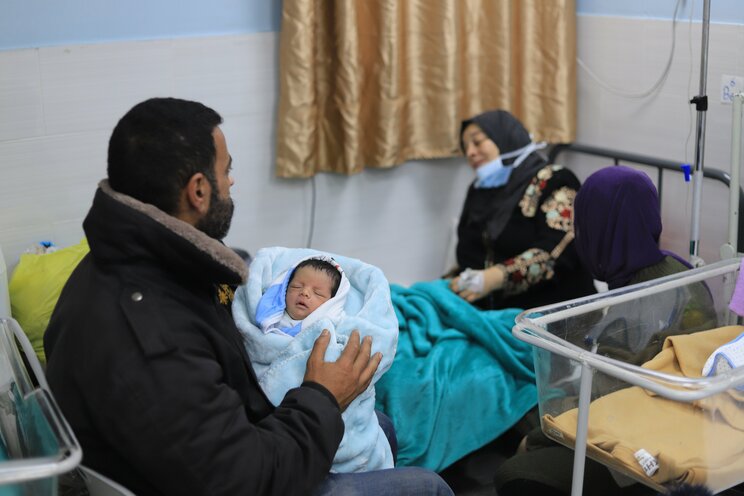 「公衆トイレで出産した女性もいた」ガザ地区南部ラファではイスラエルの地上作戦におびえる避難民であふれている_10