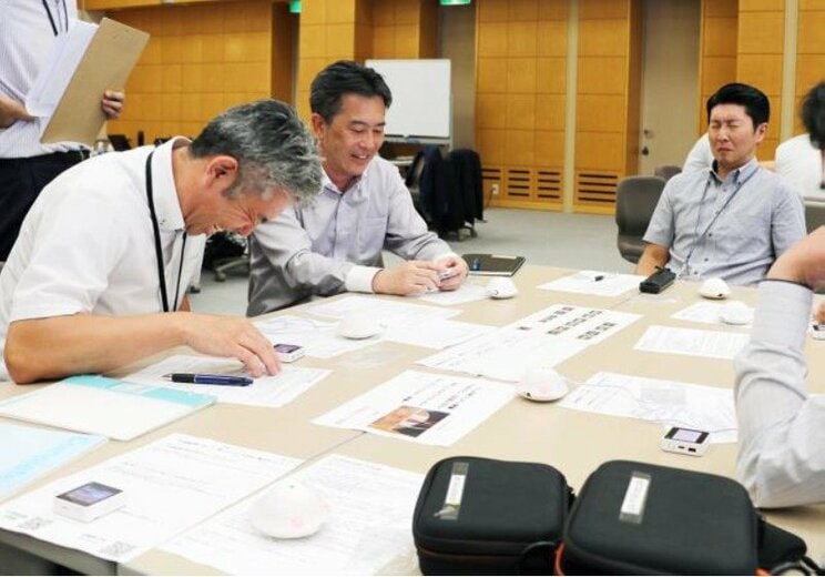 生理痛体験研修の様子（提供／株式会社山梨中央銀行）