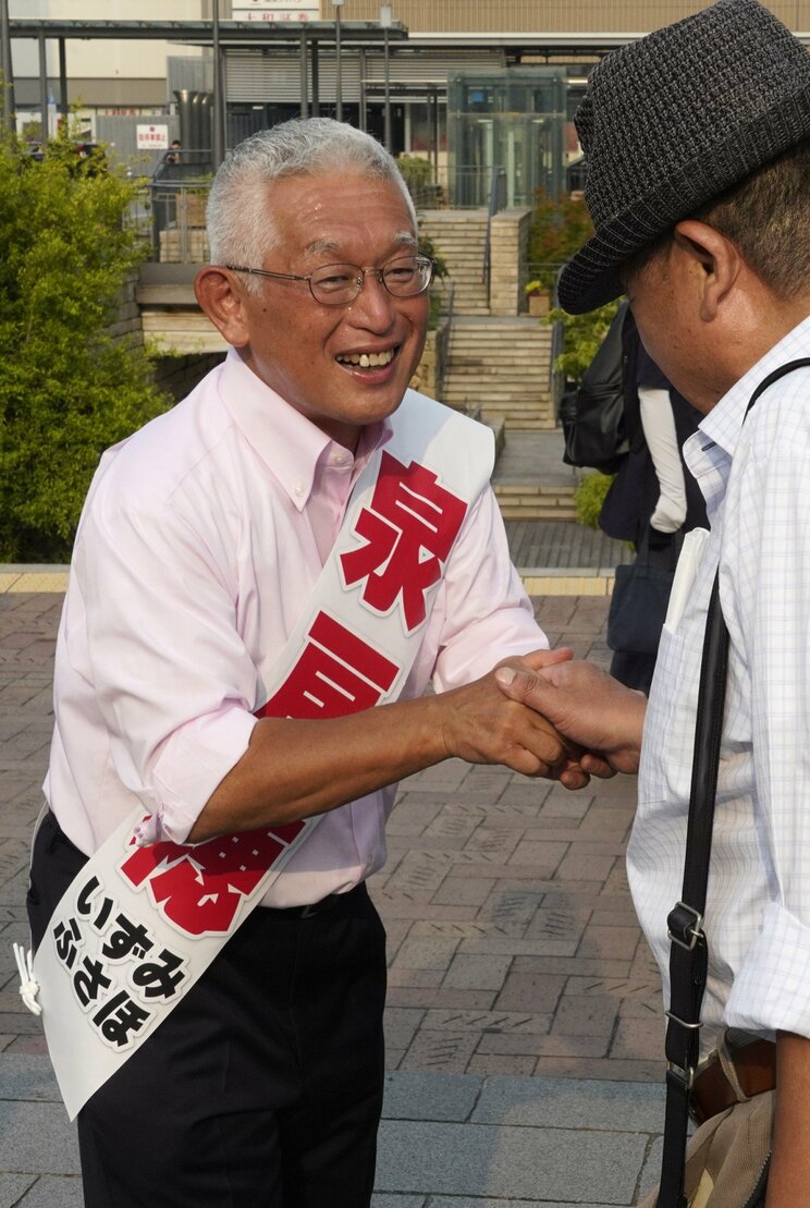 7月3日、JR姫路駅前で有権者と握手する泉房穂氏（撮影／集英社オンライン）