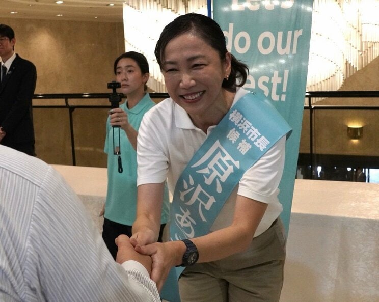 10月４日の告示日に出陣式に出席した支持者と握手する原澤敦美氏　撮影／集英社オンライン
