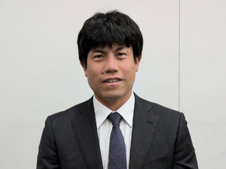 西村健太朗さん。1985年5月10日、広島県生まれ。広陵高から2003年ドラフト2位で巨人に入団。器用さと、強靭な体を武器に、チーム状況に合わせて様々な局面で登板するなど、長きに渡り投手陣を支える。2013年には、リーグ最多の71試合に登板し、最多セーブ投手を獲得(42セーブ)