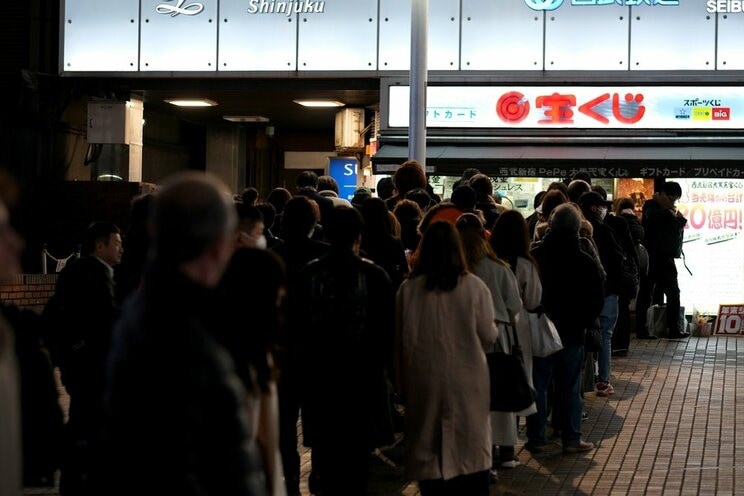 宝くじに売り場に並ぶ人々（写真／shutterstock）