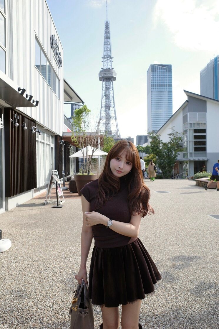 名古屋テレビ塔を背景に撮影する三上悠亜さん
