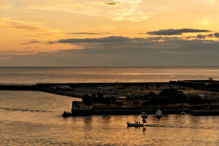 夕方の熱海の港。写真はイメージです（写真／Adobe Stock）
