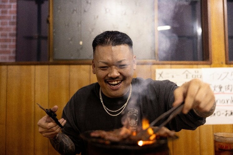 子どもの頃から通う焼肉店で肉を焼く