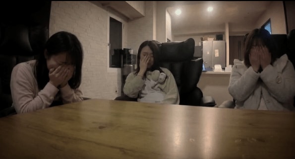 解散の話をする中で顔を覆う三人の妻たち（本人YouTubeより）