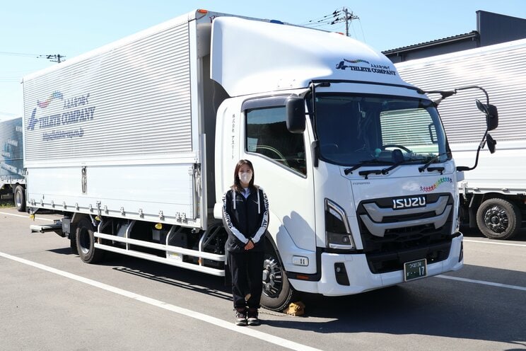 トラックドライバーの土屋さんと普段運転されている4トントラック車