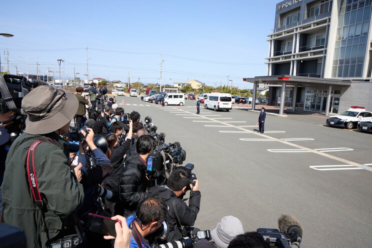 多くの報道陣が詰めかけた浜松西署（撮影／村上庄吾）