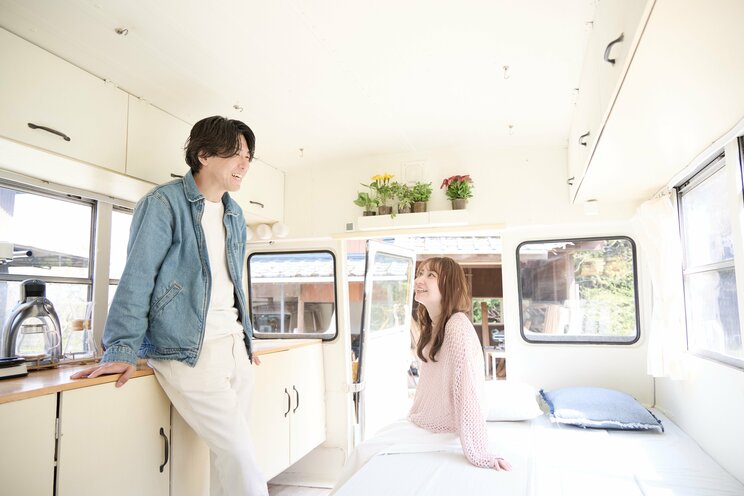 仲睦まじく話すコージさんとさあやさん（写真／集英社オンライン）