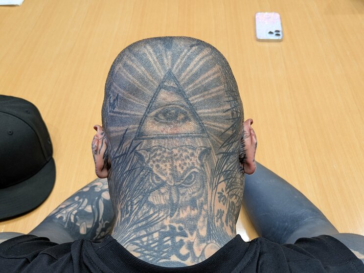 頭にもタトゥーがびっしりと入っている