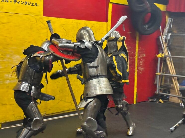  30kgの鎧を着て、剣で殴り合う“過激すぎるスポーツ”の正体「死んでいない間は戦い続ける」_18