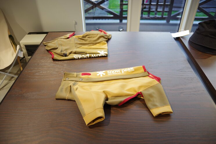 ペット用のアパレルやグッズも多数取り扱う。写真は「SP Dog Guard Jacket」