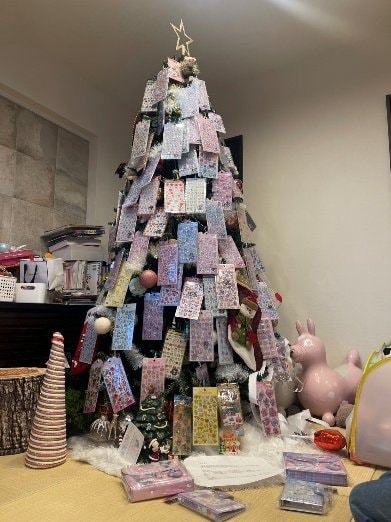 シールが飾られたクリスマスツリー（写真提供／Aさん）