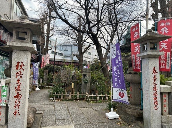 
かつての吉原遊郭に祀られていた5つの稲荷神社と、遊郭に隣接する吉原弁財天が合祀された、現在の吉原神社
