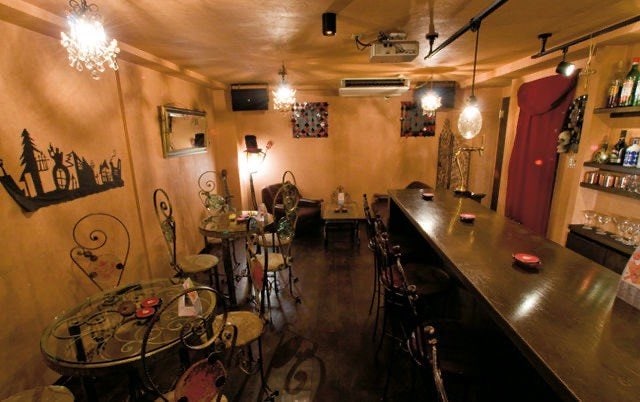 カフェバー店内の画像（写真／本人提供）
