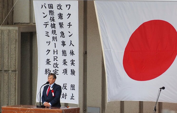 ワクチン反対の集会で演説する原口氏（筆者撮影）