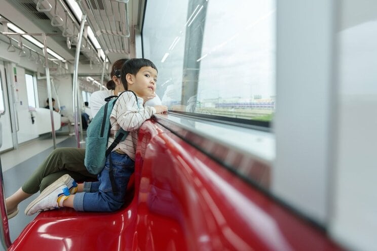 座席に立つだけでなく窓の外を見る際の靴の甲が座席に当たる問題もたびたび議論となる（写真／shutterstock）