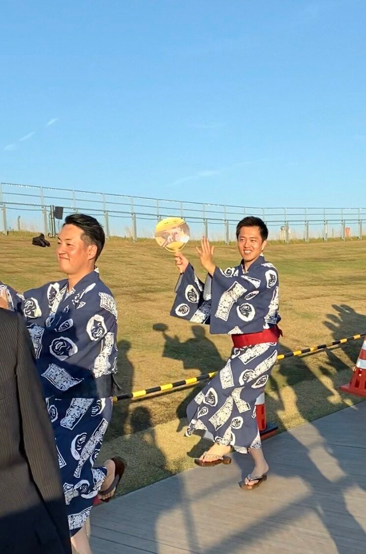 大屋根リング上での盆踊りイベントに参加する横山氏（左）と吉村氏（写真／吉村氏SNSより）