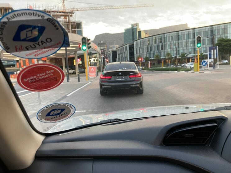 南アフリカでライドシェアサービス利用中に助手席から撮影した写真。日本と同じ右ハンドルなので違和感もない