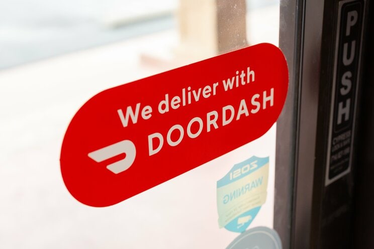 米国のフードデリバリー市場でダントツのシェア率を誇る「DoorDash」 写真／Shutterstock