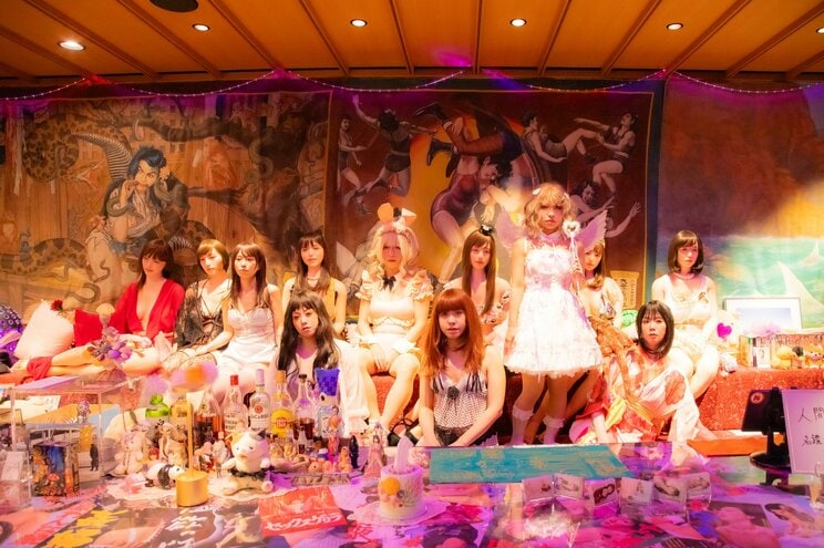 2024年5月に大道芸術館で、「人間ラブドール生展示会」が開催。リアルなラブドールに混ざり、体験者たちが祭壇に飾られている