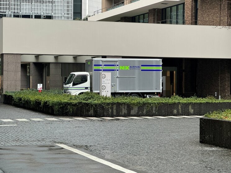 宿舎前に停まっていたトラック（関係者提供）