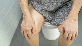下半身裸で倒れていた高齢者の意外な死因はトイレでおなじみの“ある”行動…突然死すら招きかねないシニアの便秘の恐怖