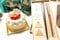 結婚5周年はおそろいの箸をプレゼント。ケーキには「ミクさん大好き」のメッセージ　写真提供／近藤顕彦