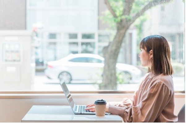 カフェで一人の女性