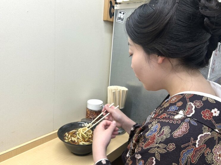 うどんを食べる若女将