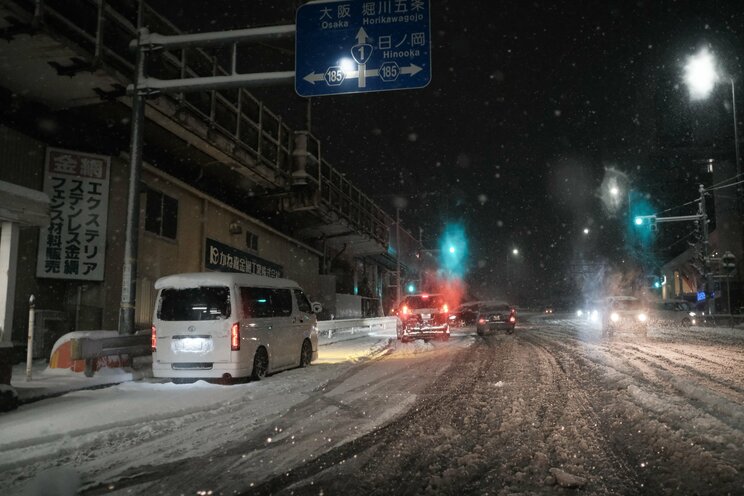 〈大寒波襲来・写真多数〉電車はストップ・渋滞40キロ・タクシー大行列・立ち往生、それでも開いていた牛丼屋に安堵…豪雪の京都ルポ「完全に大雪を舐めていました」_2