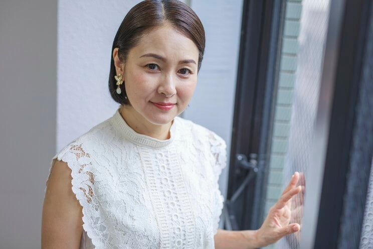 ろう者俳優の忍足亜希子