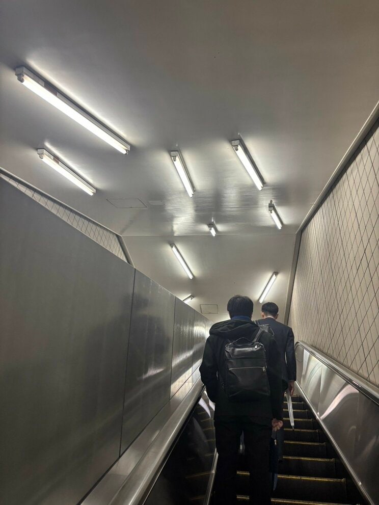 A3出口から外へと続くエスカレーター（写真／集英社オンライン）