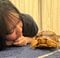 学業も町内会活動も奮闘する加藤さんが「癒し」と語るのが、ペットの亀（写真／本人提供）