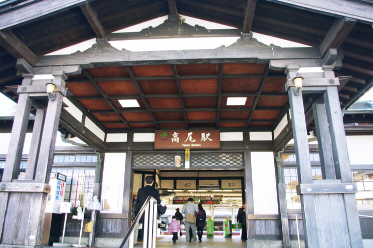寺社建築のような風格を感じる総ヒノキ造りの木造駅舎。改装を重ねているものの、基本的な構造は建築当時のまま（15年１月撮影）