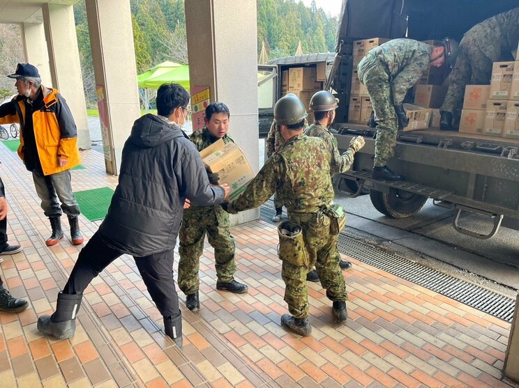 「突然、天井が落ちて叫び声をあげた記憶はあるんですが…」17時間、倒壊家屋の下敷きになり奇跡的に救助された男性（77）が語る恐怖体験「不思議と喉は渇かず、空腹も感じませんでした」〈ルポ能登半島地震・珠洲市〉_15