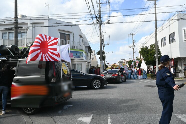 政治団体の街宣車も（撮影／集英社オンライン）