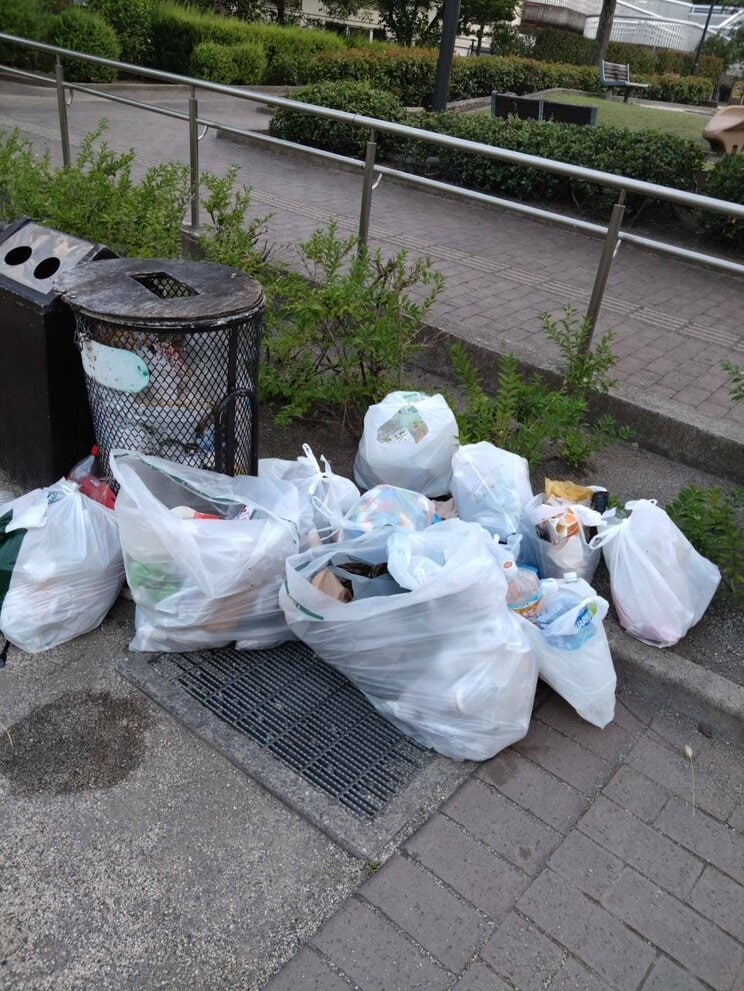 公園に捨てられたごみ（画像提供、宮本しゅんま氏）