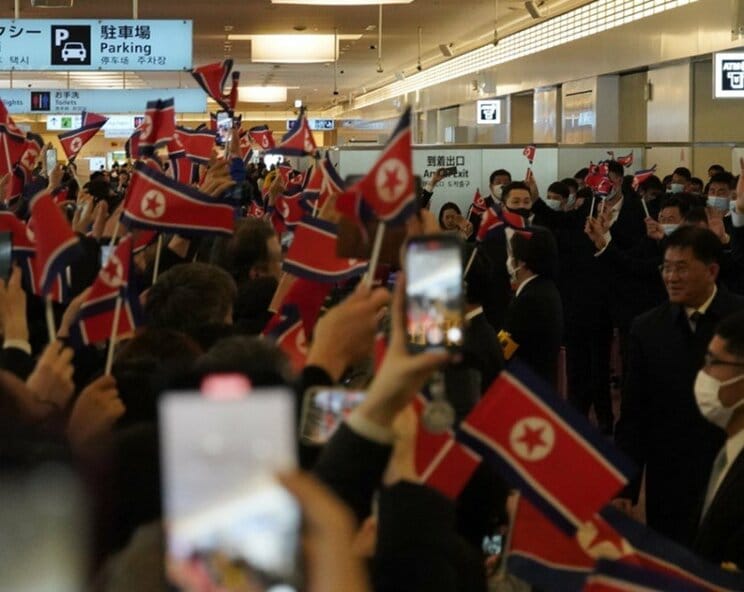 羽田空港で歓迎を受けたサッカー北朝鮮チーム（撮影／集英社オンライン）