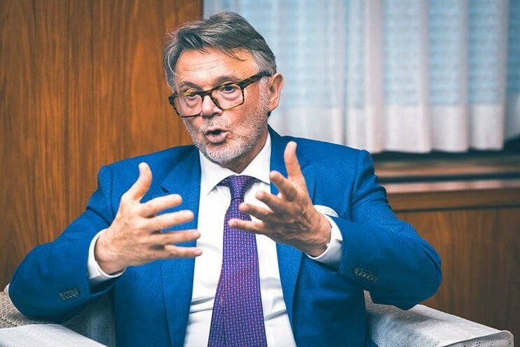 日本とフランスの食について語るトルシエ氏