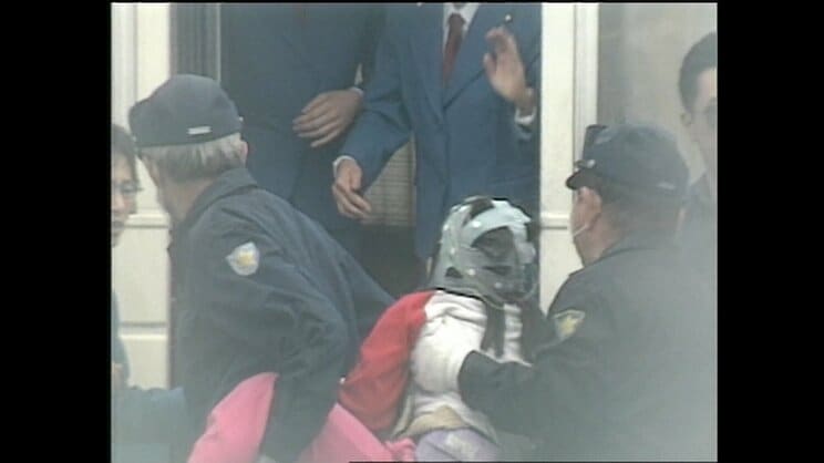 教団施設から保護される「オウムの子」（画像提供／NHK）