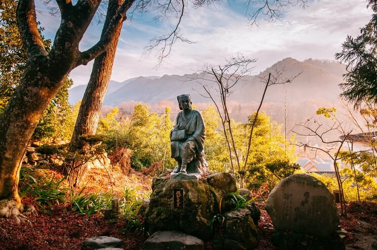 山形県の山寺にある松尾芭蕉の銅像　写真／Shutterstock